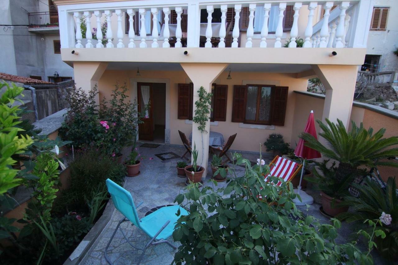 App With A Lovely Patio Mali Lošinj Εξωτερικό φωτογραφία