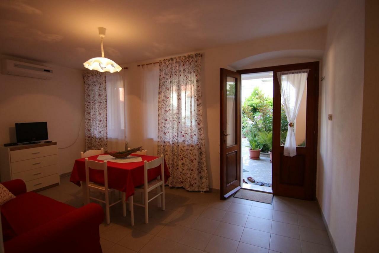 App With A Lovely Patio Mali Lošinj Εξωτερικό φωτογραφία